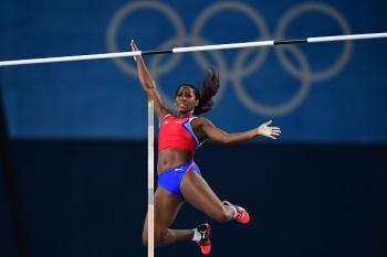 Cuba's Yarisley Silva competes in the Women's Pole Vault Final during the athletics event at the Rio 2016 Olympic Games at the Olympic Stadium in Rio de Janeiro on August 19, 2016. / AFP / FRANCK FIFE (Photo credit should read FRANCK FIFE/AFP/Getty Images)